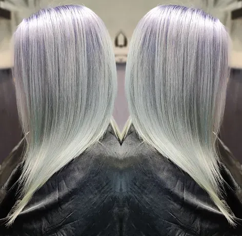 cheveux blanc avec reflet bleue